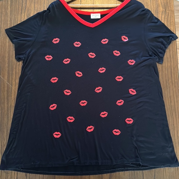 3X Women’s Free Kisses lips plus A-line t-shirt like Torrid love Valentine’s Day - Picture 2 of 3